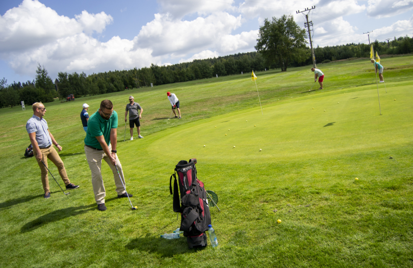 PO PŘÍJEZDU NA GOLFOVÝ DEN